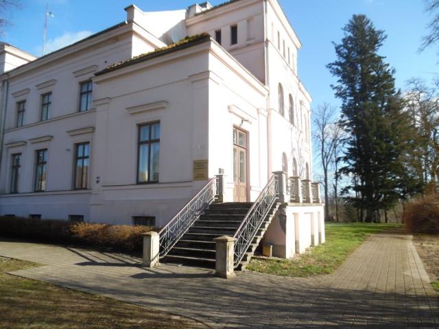 Bibliotēkas norāde uz ēkas.